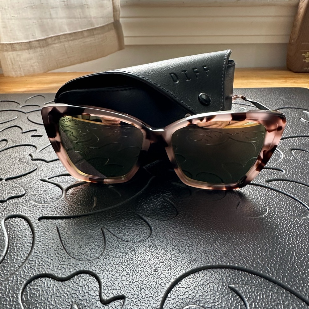 Diff Eyewear Becky Tortoise Shell Sunglasses - Picture 13 of 16